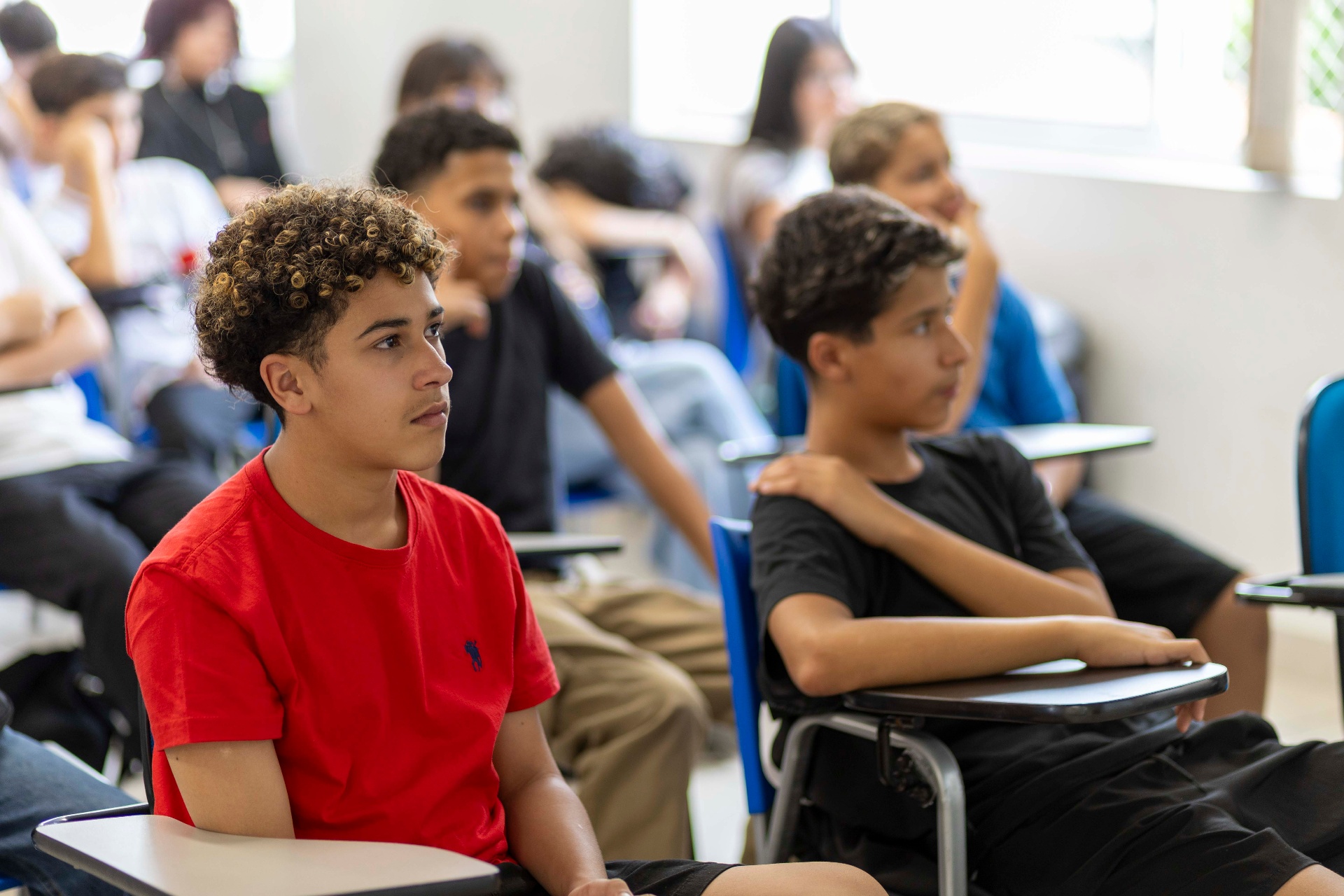 Jovens atentos durante a aula